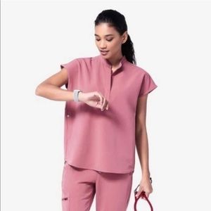 FIGS Exclusive Limited Edition “Mauve”
Rafaela Mandarin Oversized Scrub Top XXS